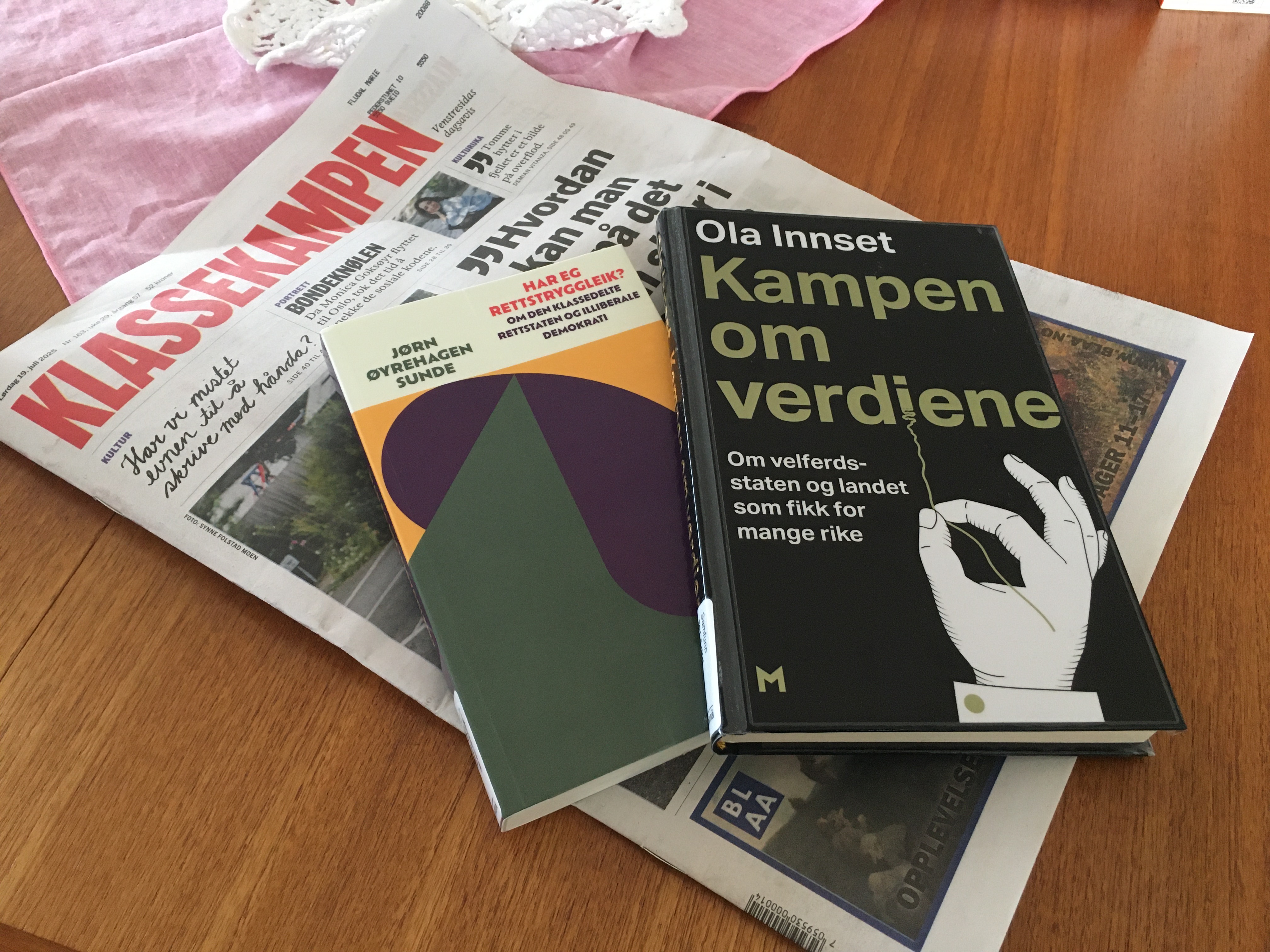 Bøkene Kampen om verdiene og Har eg rettstryggleik? ligg oppå eit nummer av avisa Klassekampen